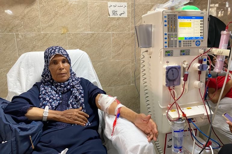 المريضة عائشة النجار تخضع لجلسة غسيل كلى على أحد أجهزة قليلة نجت من التدمير الاسرائيلي في مجمع ناصر الطبي بمدينة خان يونس-رائد موسى-خان يونس-الجزيرة نت