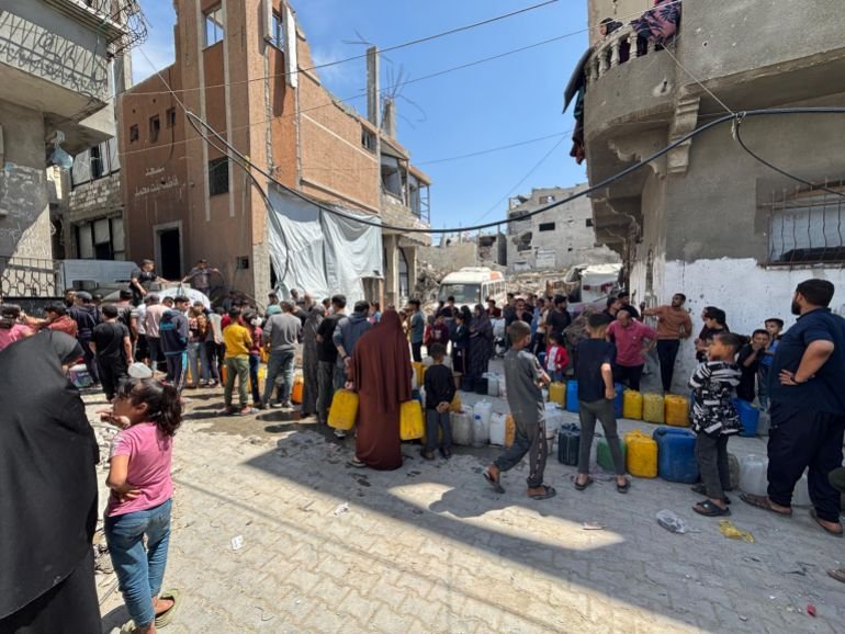 اصطفاف مواطنين بغزة على طوابير المياه / خاصة
