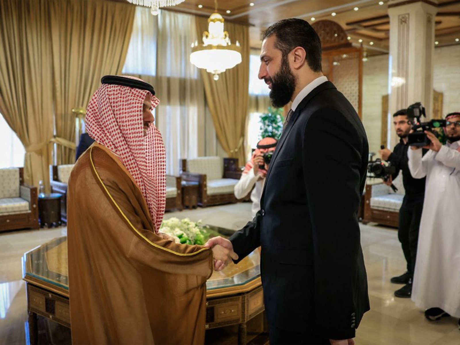 دعم مالي مشترك من قطر والسعودية للقطاع العام بسوريا