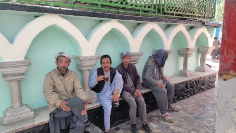 4- عمال يجلسون في أحد شوارع كابل بعد أن فقدوا وظائفهم نتيجة توقف المصانع وسط أزمة اقتصادية خانقة.