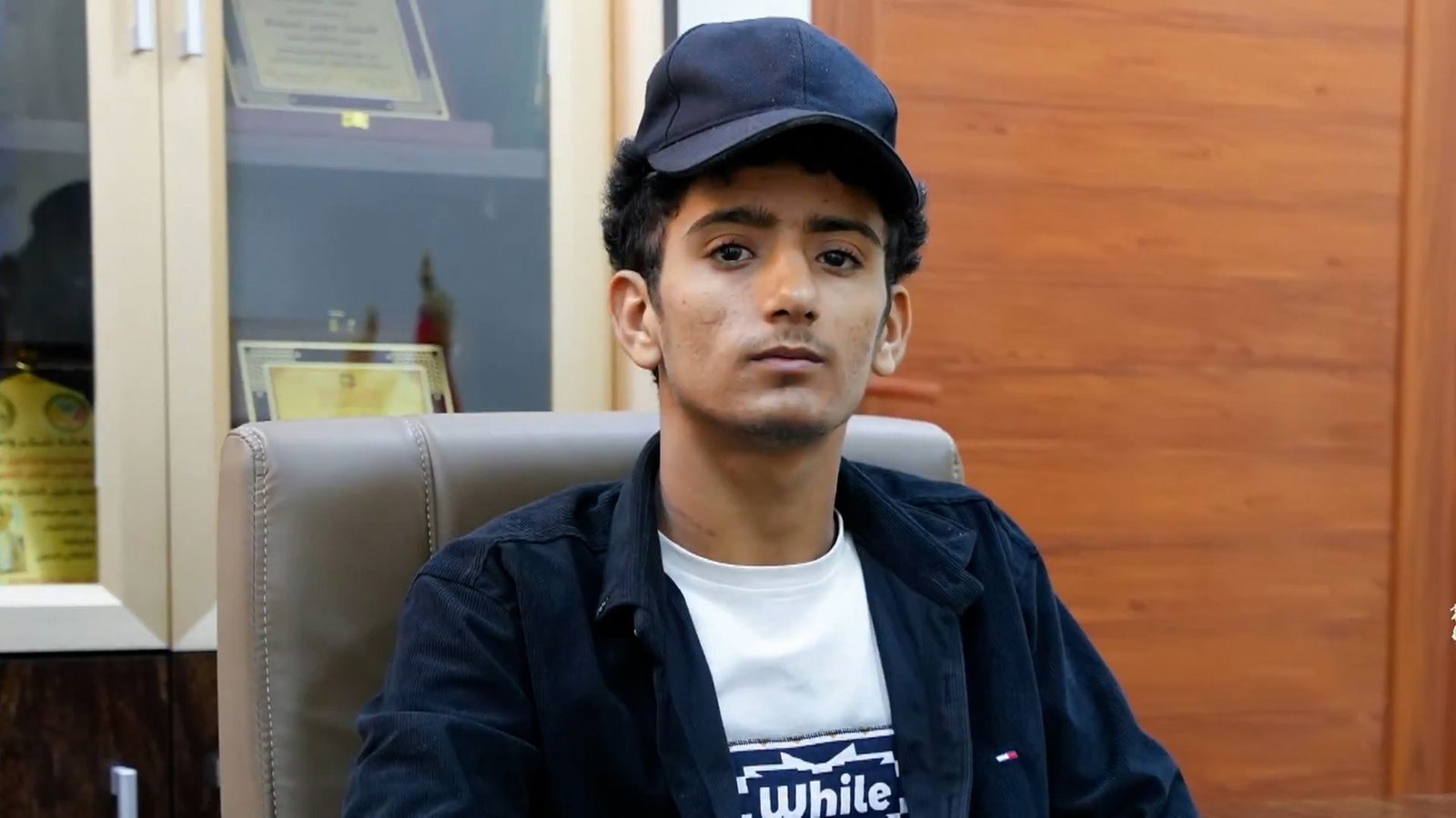 شاب يمني ينقذ رجلا من الغرق وسط أمواج هائجة والمنصات تتفاعل