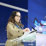شاب يمني ينقذ رجلا من الغرق وسط أمواج هائجة والمنصات تتفاعل