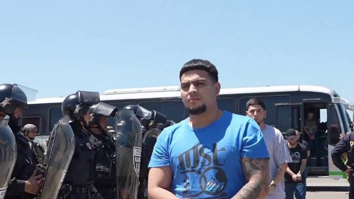 فيديو حصد ملايين المشاهدات.. هل رحّلت أميركا سجناء "سيئي السمعة" إلى أفريقيا؟ | منوعات