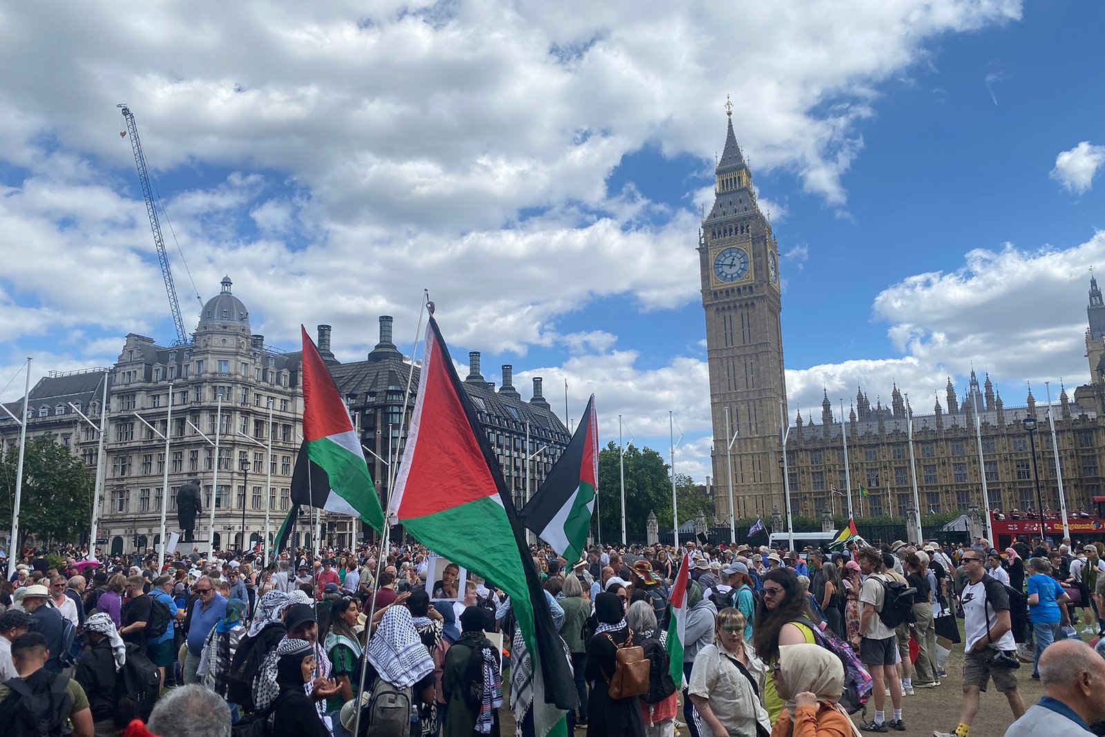 شرطة لندن تنفذ أكبر حملة اعتقالات بحق 365 ناشطا مؤيدا لفلسطين