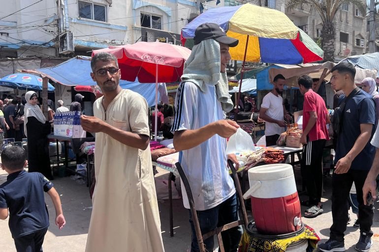 شاب يبيع المياه المثلجة للمواطنين في سوق النصيرات (نيوز عربي)