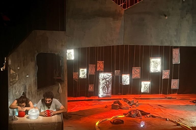 أحمد إبراهيم_دمشق_سوريا_14-آب_نيوز عربي_مشهد من مسرحية طعم الجدران مالح الفصل الثالث