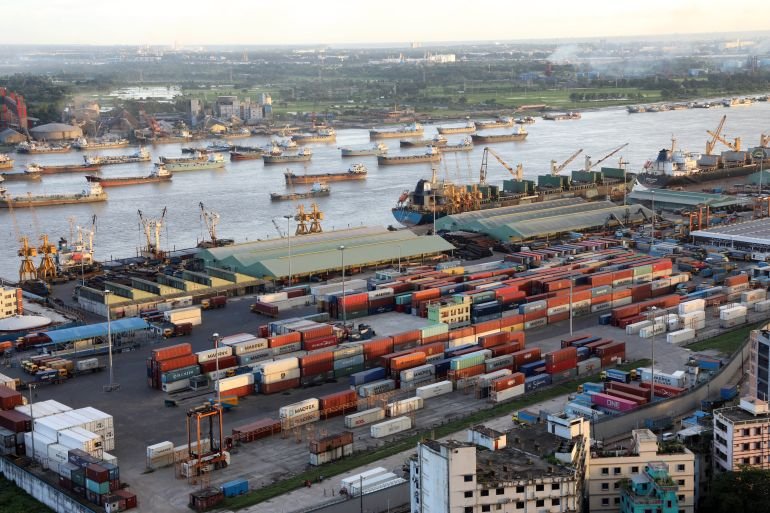 ارشيف Chattogram, Bangladesh 07 september 2021: General view of Chittagong Port and Kurnofuly river in Chattogram . Chittagong Port and Kurnofuly river play an important role economy of Bangladesh.