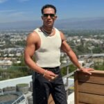 «معايا حد بحبه وبحترمه جدا».. أمير عيد يستقبل تووليت على مسرح مهرجان العلمين الجديدة (فيديو)