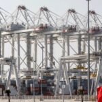 «أعيدوه لـ مكانه الحقيقي».. صبري فواز يناشد المسؤولين بشأن تمثال نجيب محفوظ: «تعرض للظلم مرتين»