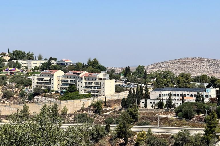 5.فلسطين، رام الله، قرية الطيرة، 23 آب 2025، سلام أبوشرار. مشهد لتوسعة مستوطنة جفعات زئيف على أراضي القرية التي تصلها بقرى شمال غرب القدس. نيوز عربي_