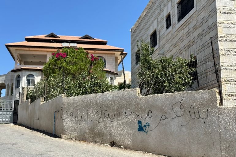 6. فلسطين، رام الله، قرية الطيرة، 23 آب 2025، سلام أبوشرار. كتابة جرافيتي على أحد الجدران في قرية الطيرة. نيوز عربي_