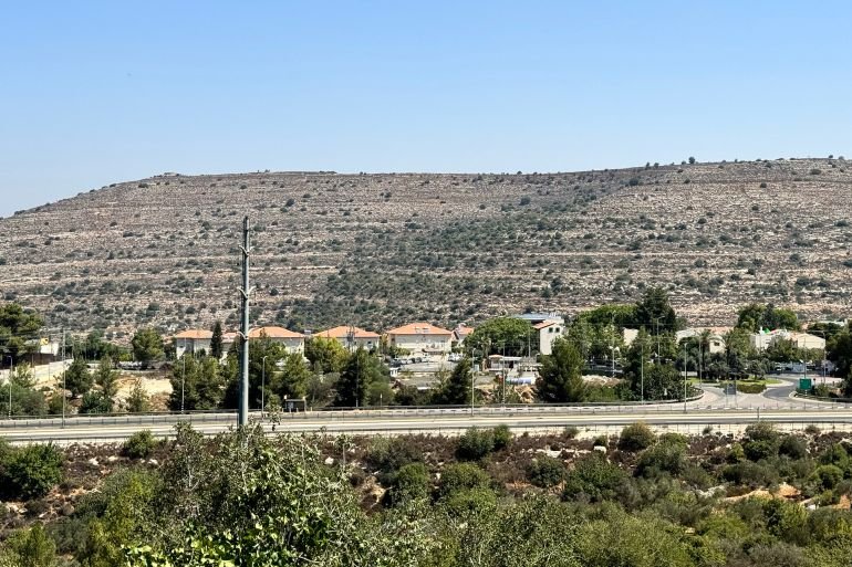 3.فلسطين،رام الله، قرية الطيرة، 23 آب 2025، سلام أبوشرار. مستوطنة بيت حورون المقامة على أراضي القرية منذ عام 1977.نيوز عربي._