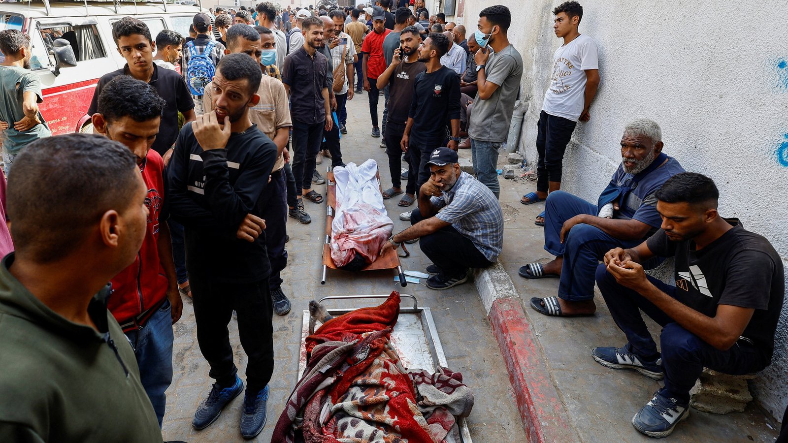 غارات إسرائيلية على منتظري المساعدات في مناطق عدة في غزة