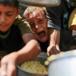 61 شهيدا باستهداف الاحتلال المجوّعين والنازحين بغزة