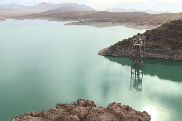 نهر هلمند ينبع من جبال هندوكش شمال شرقي أفغانستان، ويصب في بحيرة هامون داخل الأراضي الإيرانية (نيوز عربي)