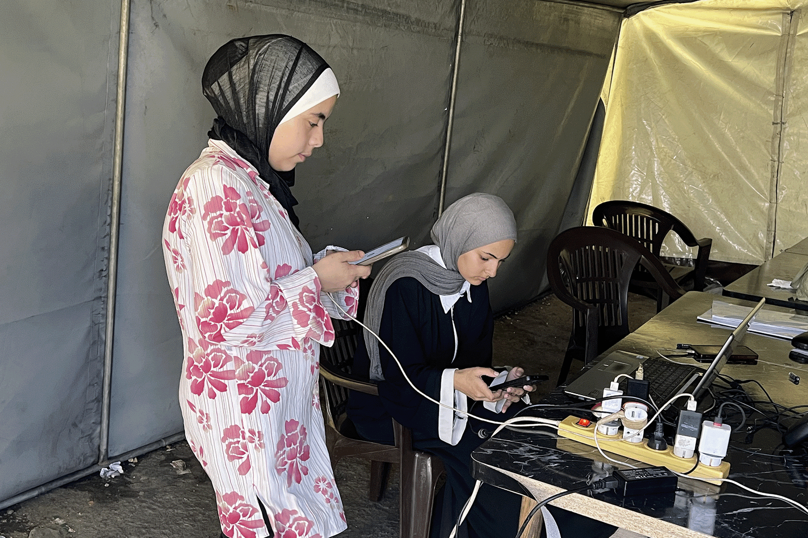 في ظروف معقدة ينتظر طلاب غزة أولى اختباراتهم عن بعد
