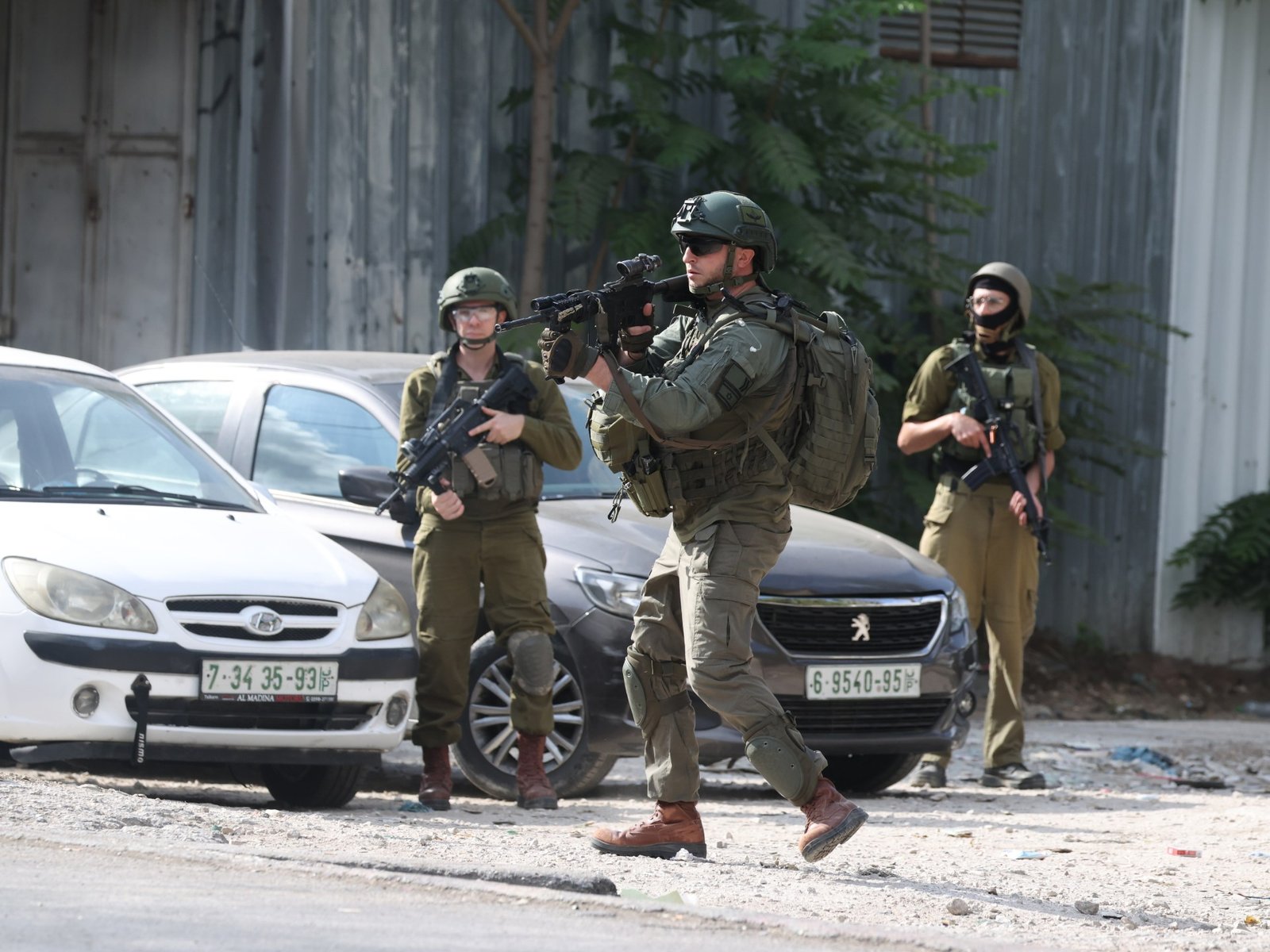 إصابة فلسطينيين برصاص مستوطنين بالخليل والاحتلال يصعد اعتداءاته