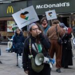 الاحتلال يقصف نازحين وينذر سكان مدينة غزة بإخلائها سريعا