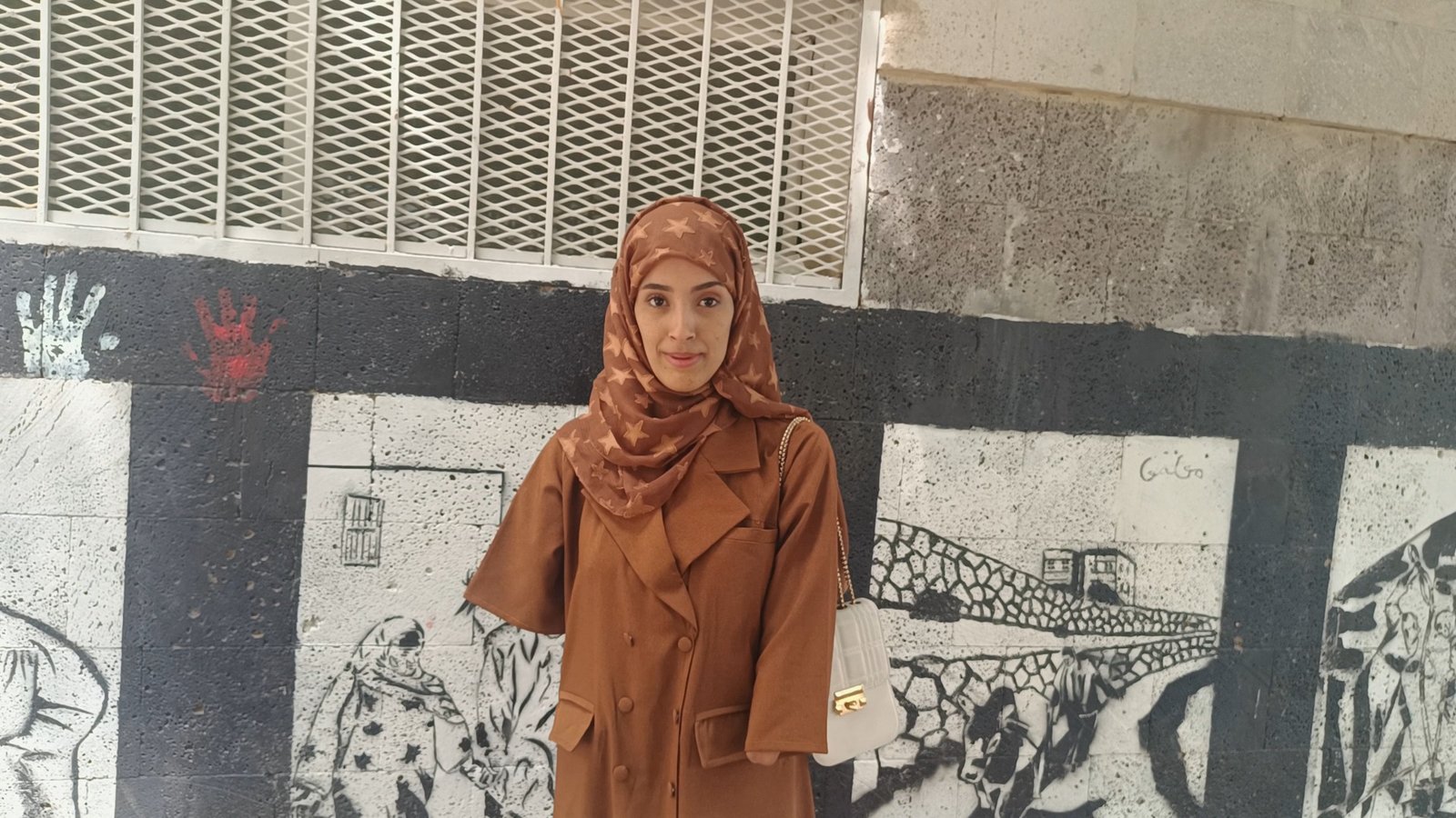بيديْن مبتورتين.. فتاة يمنية تتحدى الإعاقة بالتفوّق الأكاديمي