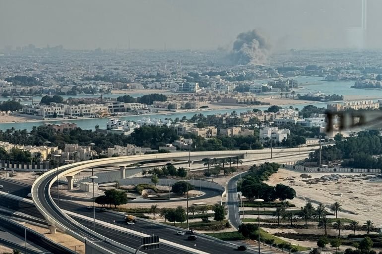 Una columna de humo se levanta en el lugar de una explosión, presuntamente provocada por un ataque israelí, el martes 9 de septiembre de 2025, en Doha, Qatar. (UGC vía AP) العدوان الإسرائيلي على الدوحة في قطر في محاولة اغتيال قادة حماس