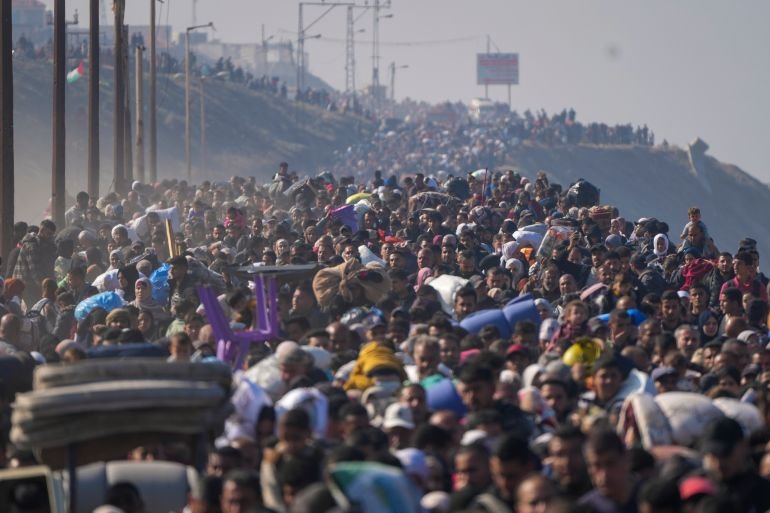 Displaced Palestinians return to their homes in the northern Gaza Strip, following Israel's decision to allow thousands of them to go back for the first time since the early weeks of the 15-month war with Hamas, Monday, Jan. 27, 2025. (AP Photo/Abdel Kareem Hana)