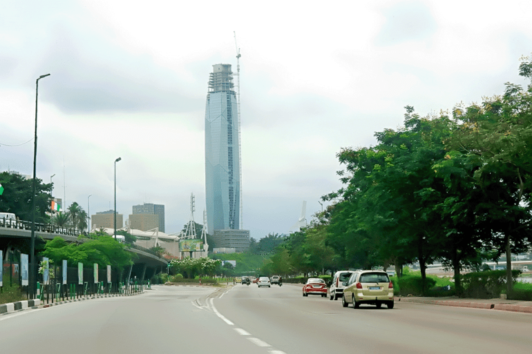 أحد شوارع أبيدجان ويظهر في الخلفية أعلى برج في اكوت ديفوار Abidjan (نيوز عربي)
