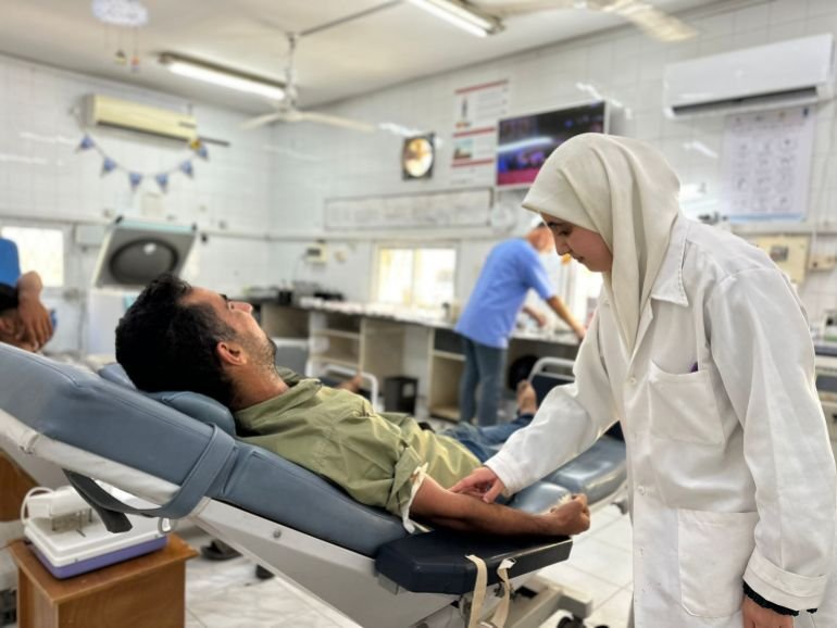 ممرضة خلال عملية سحب عينة الدم من المريض لفحصها (نيوز عربي)
