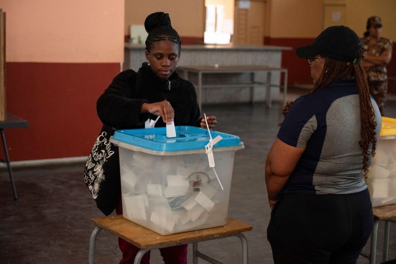 A woman casts her vote in an the extension of the presidential and national assembly elections after delays on the offical election day earlier this week in Windhoek, Namibia, November 29, 2024. REUTERS/Noah Tjijenda