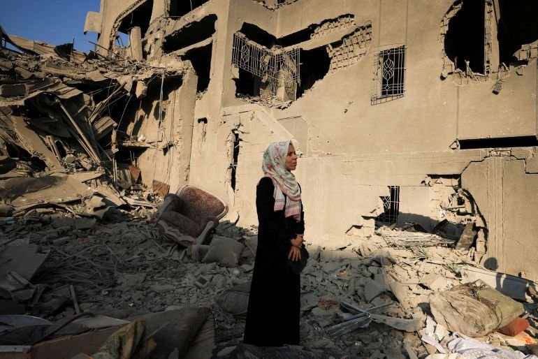 فلسطينية تحاول استيعاب حجم الخسائر بعد أن دمرت الغارات الإسرائيلية برج الجندي المجهول (رويترز)