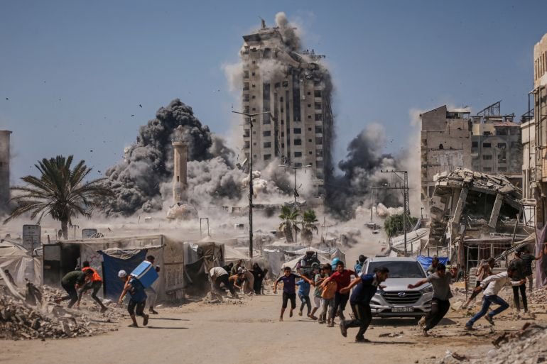 غارة إسرائيلية استهدفت برجا سكنيا في غزة والفلسطينيون: أين المفر؟ (أسوشيتد برس)