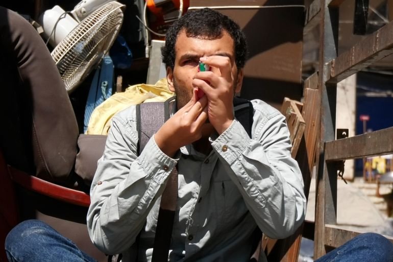 شاب من ذوي الإعاقة مصاب بمرض مزمن يواجه رحلات نزوح قاسية
