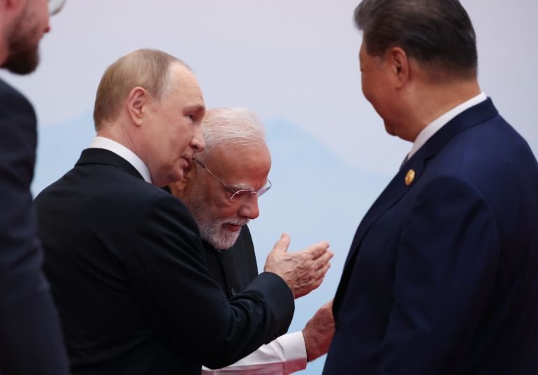 epa12341896 Chinese President Xi Jinping (R), Indian Prime Minister Narendra Modi (C) and Russian President Vladimir Putin (2-L) attend an official welcoming ceremony at the Shanghai Cooperation Organization (SCO) summit in Tianjin, China, 01 September 2025. EPA/ALEXANDER KAZAKOV/SPUTNIK/KREMLIN / POOL MANDATORY CREDIT