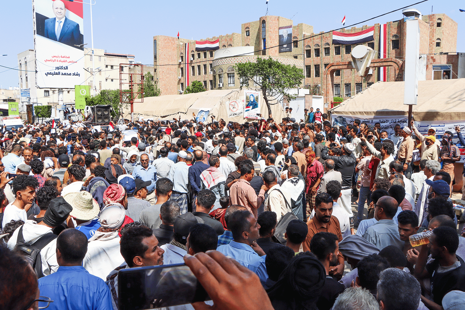 إضراب عمال النظافة يغرق تعز بالنفايات ومخاوف من تفشي الأوبئة
