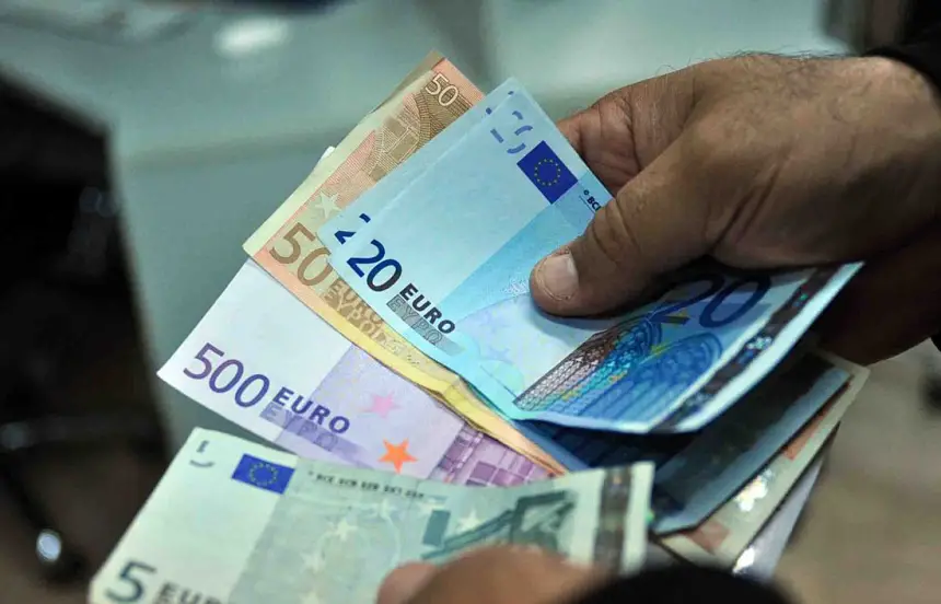 أوروبا تهدد تحويلات المغاربة المقيمين بالخارج