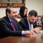 الرئيس الإيراني يندد بعودة العقوبات الدولية ويرفع شعار “الصمود”