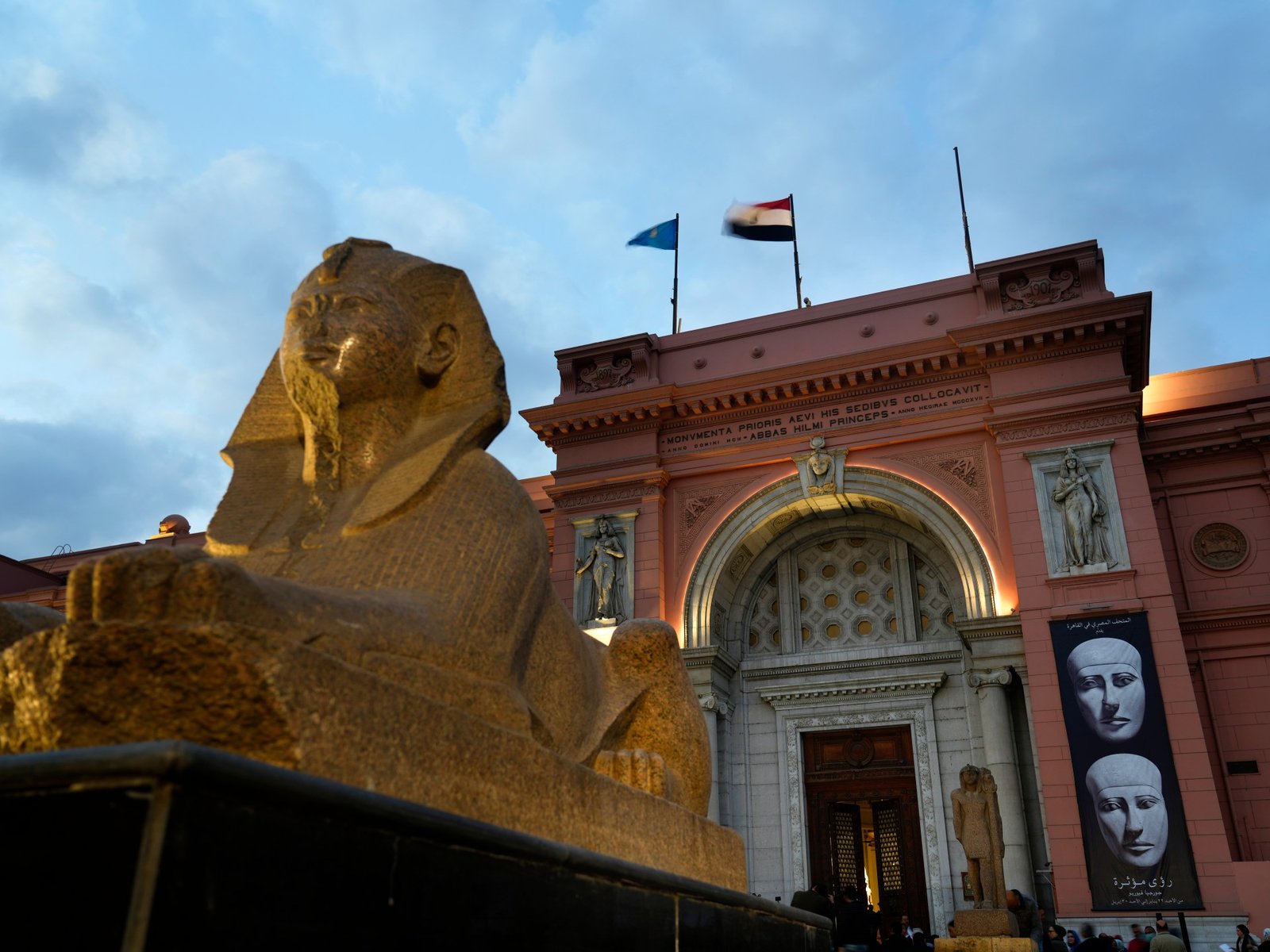 سوار ذهبي أثري يباع ويُصهر في ورشة بالقاهرة