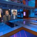 «عايشين في عصر الزعيم».. أكرم السعدني يكشف كواليس صورته مع عادل إمام وشقيقه