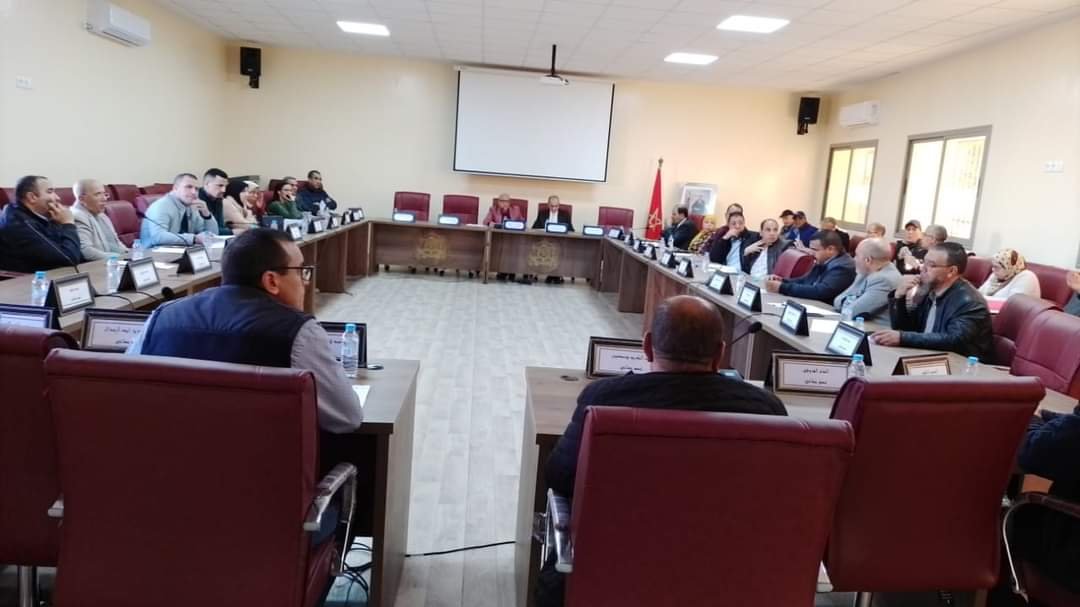 معارضة دمنات "تفضح" توزيع المشاريع الانتخابية وتتهم الأغلبية بتوظيف المال العام