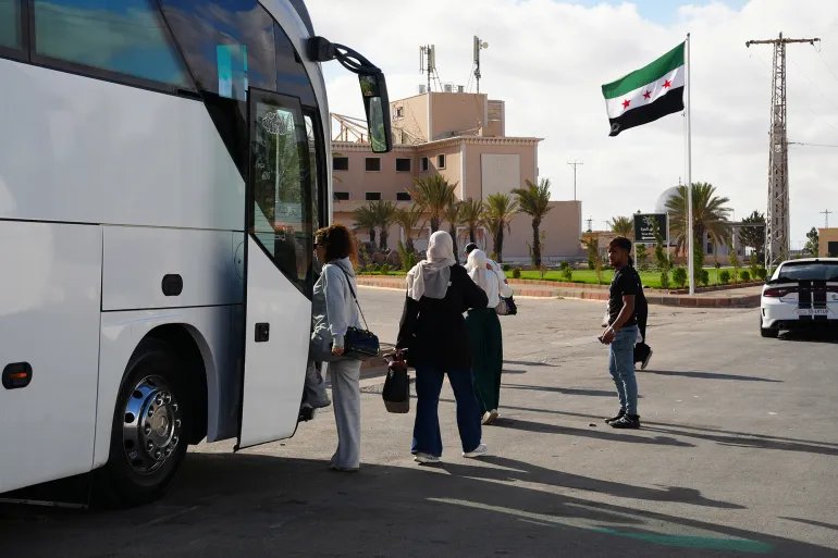 عدد من المسافرين القادمين من الأردن