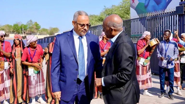 مراسل نيوز عربي محمد طه توكل مع مراسل نيوز عربي محمد طه توكل مع وزير خارجية جيبوتي ورئيس اللجنة المنظمة
