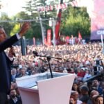نازحون يبيتون في العراء وسط البرد القارس بعد غرق خيامهم