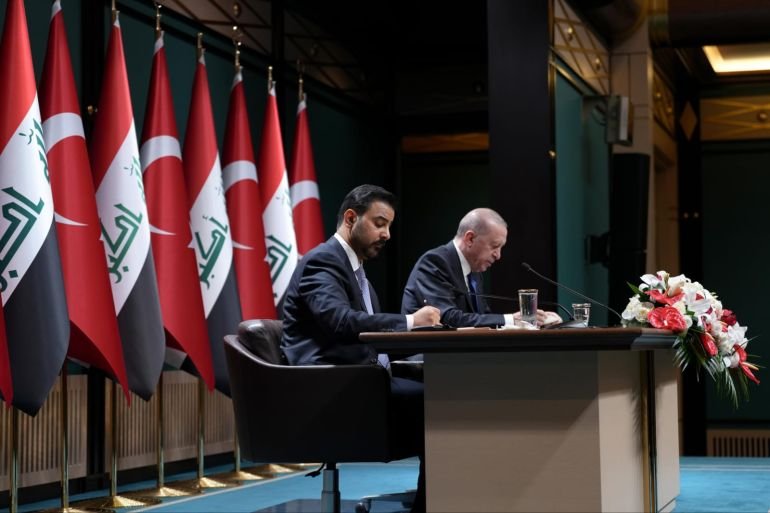 _رئيس الوزراء العراقي علي فالح الزيدي والرئيس التركي رجب طيب اردوغان أثناء توقيع اتفاقيات في انقرة (المكتب الاعلامي لرئيس الوزراء)