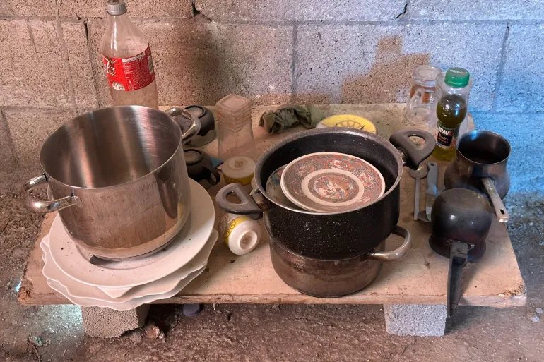 بعض المقتنيات التي وجدت في المنزل المقصوف