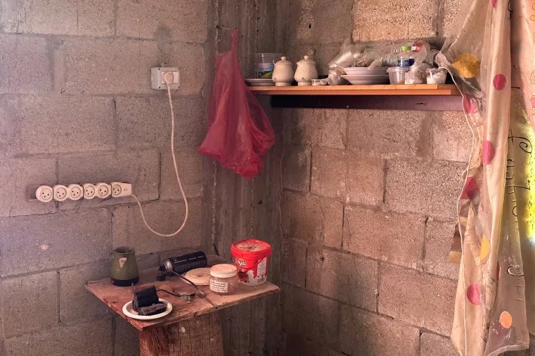صورة ٧/ فاطمة محمود نيوز عربي جنين فلسطين / بعض المقتنيات التي وجدت في المنزل المقصوف