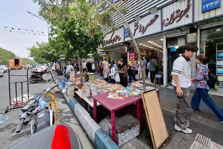 مازال باعة متجولون يفترشون الأرصفة قبال جامعة طهران لعرض الكتب القديمة