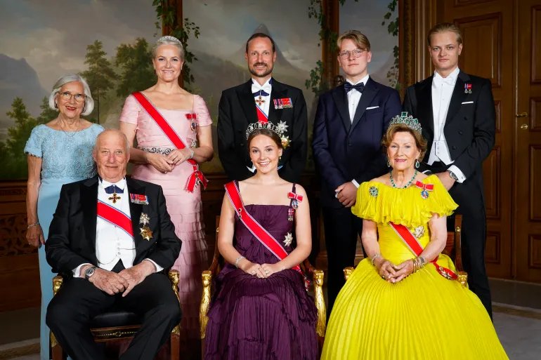 صورة عائلية للملك هارالد الخامس (يسار أسفل) والملكة سونيا (يمين أسفل) مع باقي أفراد الأسرة الملكية وولي العهد هاكون آنذاك يتوسط الصورة