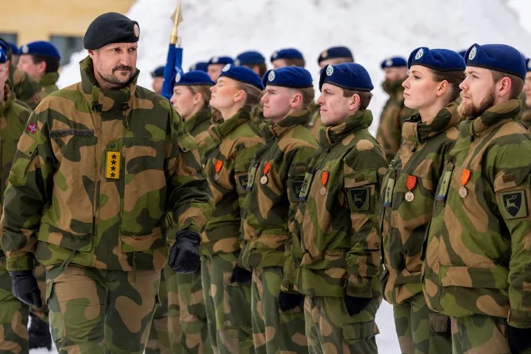 ارشيف Norway's Crown Prince Haakon inspects the engineering battalion, as his daughter Princess Ingrid Alexandra completes her military service this week, during a ceremonial parade in Skjold camp in Malselv in Troms, Norway, April 2, 2025. NTB/Heiko Jungevia REUTERS ATTENTION EDITORS - THIS IMAGE WAS PROVIDED BY A THIRD PARTY. NORWAY OUT. NO COMMERCIAL OR EDITORIAL SALES IN NORWAY.