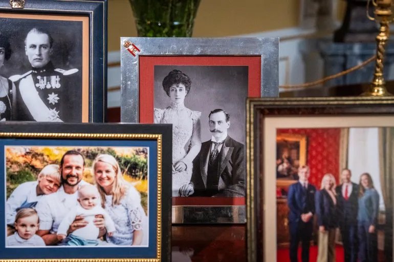 epa13198895 A gallery of historical photos of the royal family is displayed in the Hall of Mirrors at the Royal Palace, where Norway's new King Haakon gives his first speech as monarch in Oslo, Norway, 29 August 2026. EPA/HEIKO JUNGE / POOL NORWAY OUT