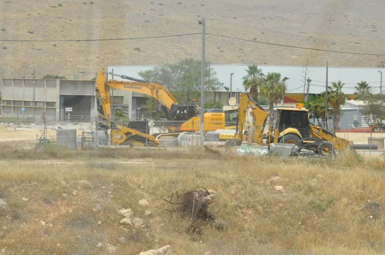 صورة 13 جرافات الاحتلال تواصل شق مسار 