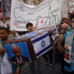 أمضى 22 عاما.. أسير فلسطيني يعلم بوفاة والديه بعد تحرره | أخبار